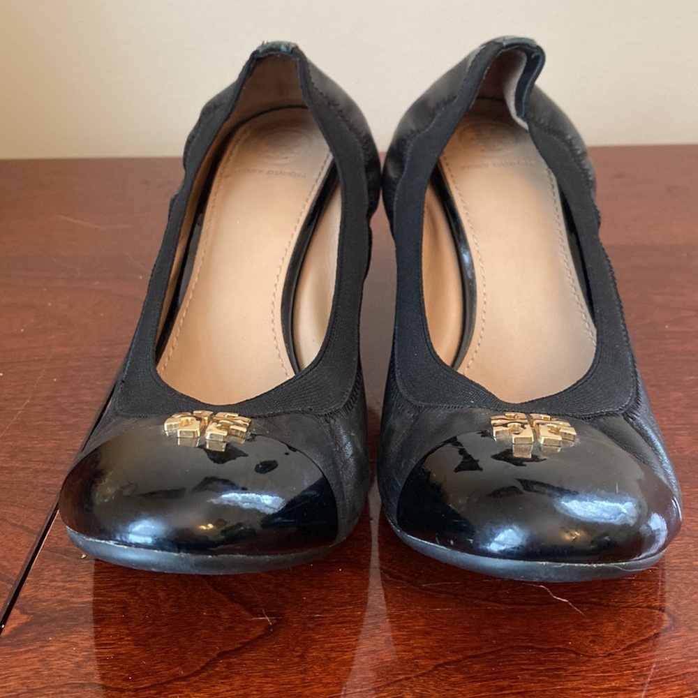 Tory Burch Jolie Black Leather SZ 9.5 Patent Toe Classic Preppy Chic Wedge Heels - Picture 5 of 16